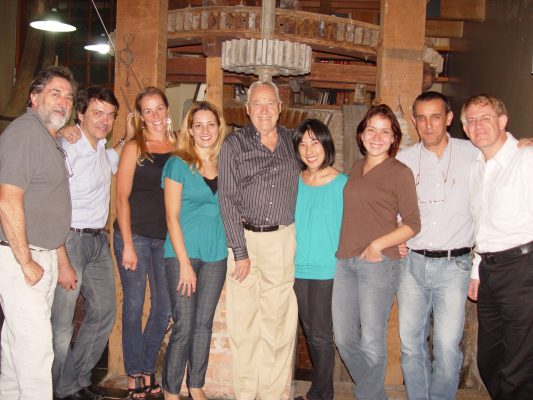 Da esquerda para a direita  Ivens Fontoura, Roger Rieger, Letícia Castro, Gisele Leiva, Nelson Ivan Petzhold, Claudia Ishikawa, Juliana Villacorta, Geraldo Pougy e Profº Másimo Della Justina, em 2010.