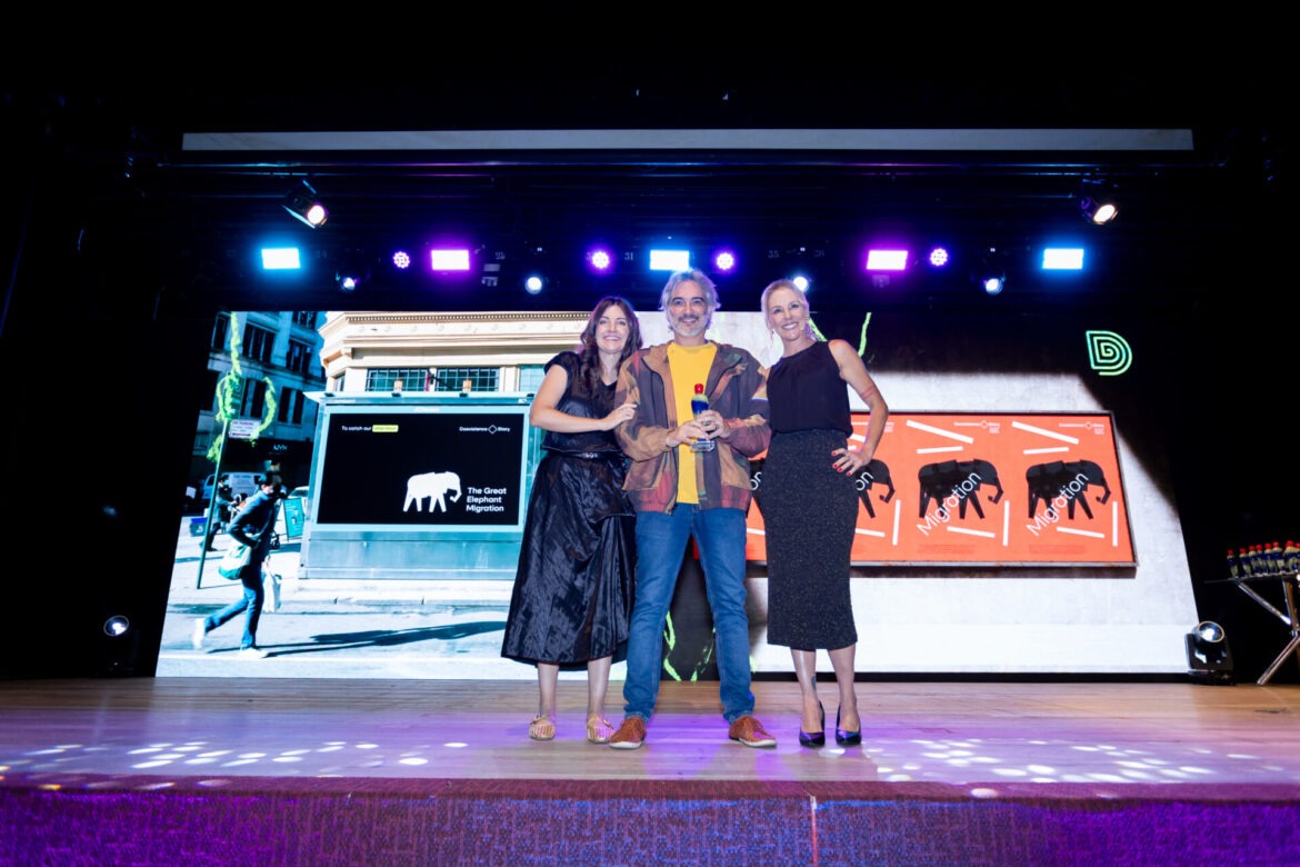 Juliana Buso, coordenadora de projetos do CBD; Gustavo Greco; designer que apresentou a cerimônia, e Letícia Castro, diretora-superintendente do CBD.